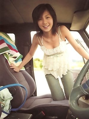 Luscious gravure idol hottie in her sexy bikini at the beach